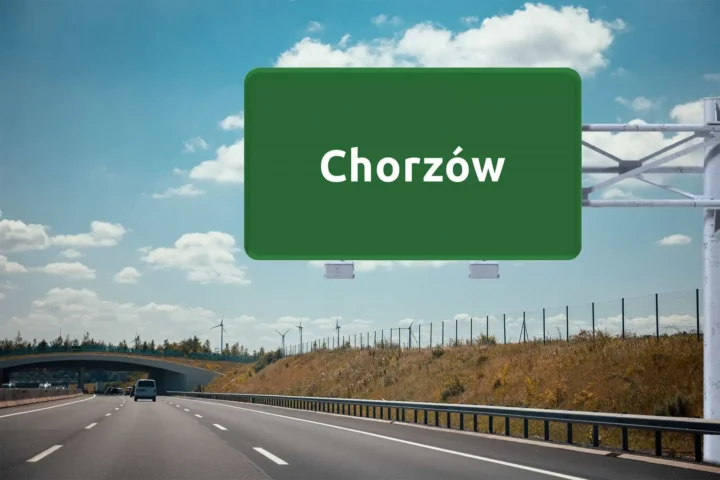 duży, zielony znak drogowy z nazwą Chorzów, wiszący nad autostradą