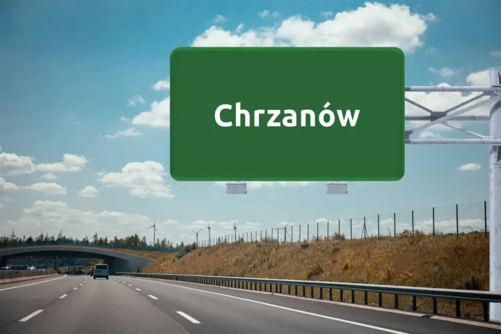 duży, zielony znak drogowy z nazwą Chrzanów, wiszący nad autostradą