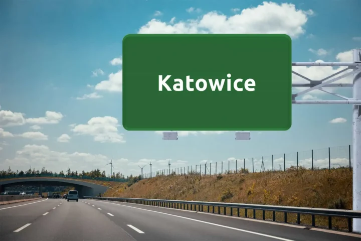 duży, zielony znak drogowy z nazwą Katowice, wiszący nad autostradą