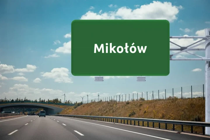 duży, zielony znak drogowy z nazwą Mikołów, wiszący nad autostradą