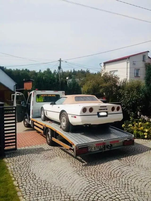 laweta pomoc drogowa z katowice transportuje biały sportowy samochód marki chevrolet corvette z beżowym opuszczanym dachem