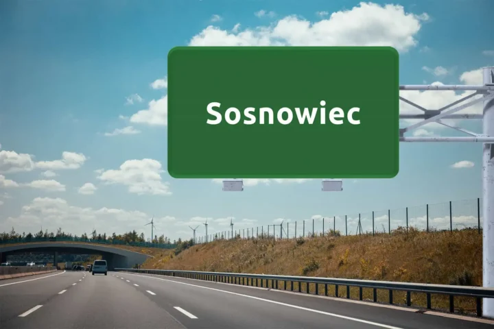 duży, zielony znak drogowy z nazwą Sosnowiec, wiszący nad autostradą