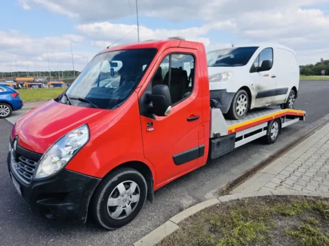 pomoc drogowa z załadowanym białym samochodem dostawczym