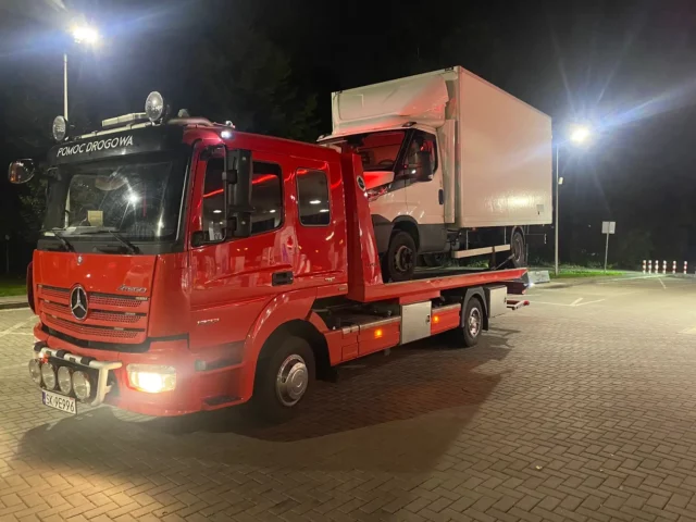 duży bus załadowany na lawetę pomocy drogowej w Katowicach