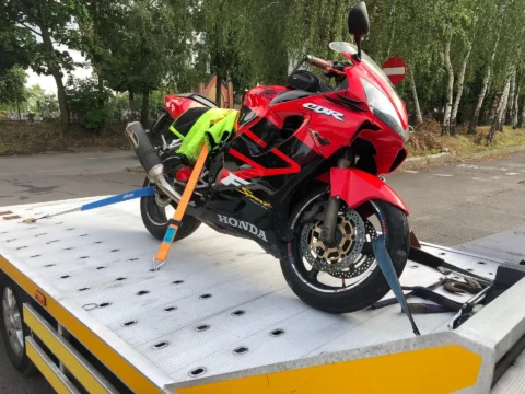 motocykl Honda CBR załadowany na lawetę pomocy drogowej w Katowicach