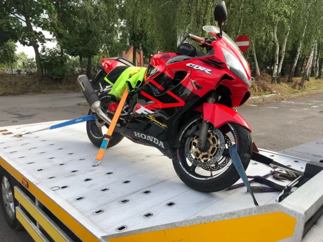 motocykl Honda CBR załadowany na lawetę pomocy drogowej w Katowicach