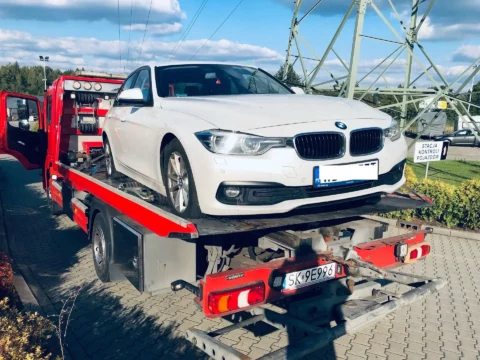 samochód pomocy drogowej w Orzesze z załadowanym białym BMW, zajęcie komornicze